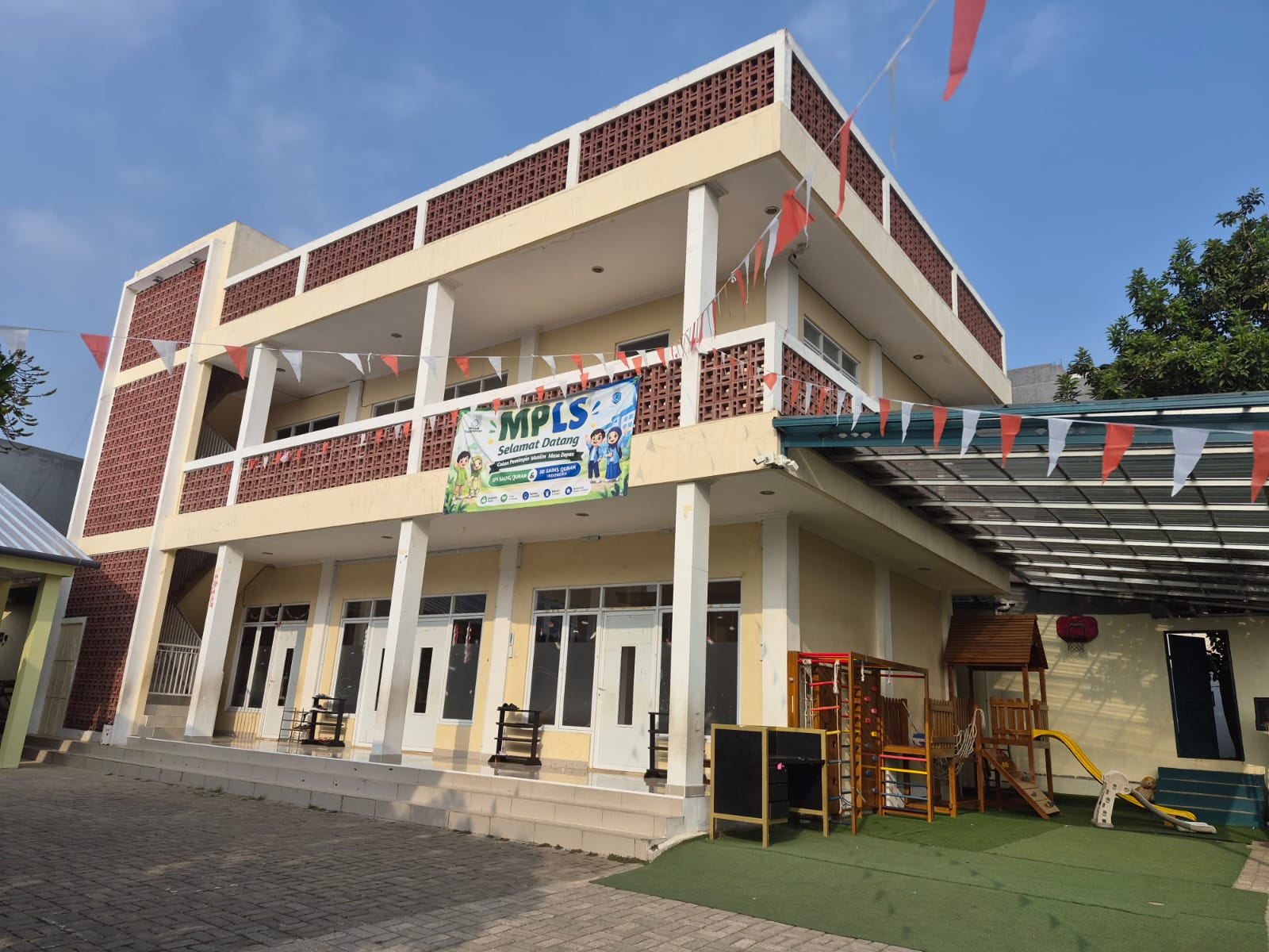Gedung belajar Saung Qur'an dengan area bermain anak di depannya