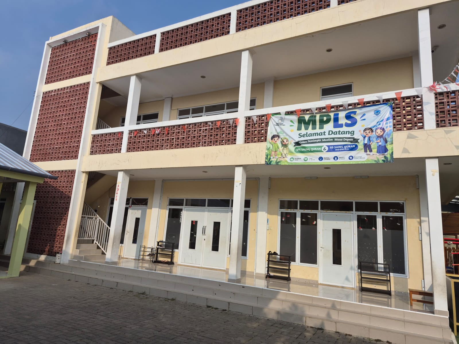 Gedung belajar Saung Qur'an dengan spanduk MPLS