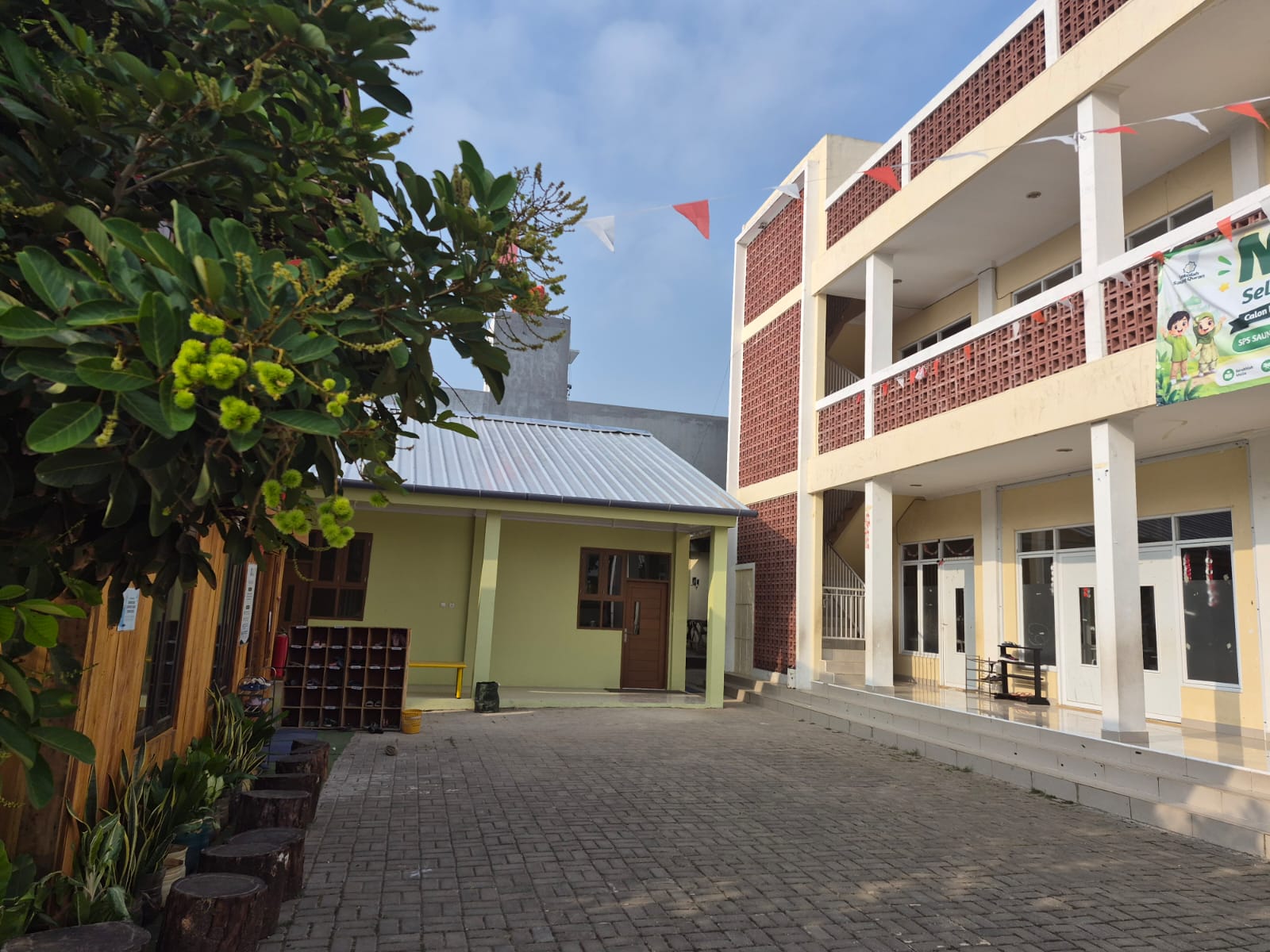 Halaman dalam Saung Qur'an di samping gedung belajar